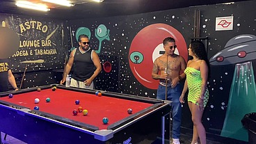 Suruba na casa de swing acaba em gozada no cu da novinha