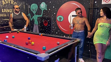 Suruba na casa de swing acaba em gozada no cu da novinha