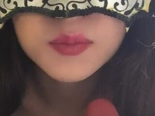 Тебе нравится что я сажусь анусом на твой языком? Девчонка дрочит пальцами свою жопу