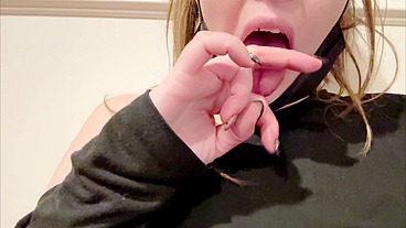 Horny Slut Vaela Vixen Fucks Herself On Her Period