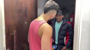 recebi uma entrega e pedi pro entregador subir. ele me comeu como pagamento e ainda me deu leite na boca. - completo