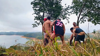 PERDIDOS PELADOS E SAFADOS NUMA ORGIA NO ACAMPAMENTO.