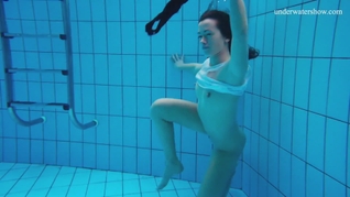 Alla Birtakik shows hot pussy underwater