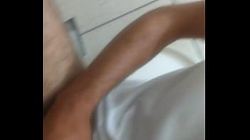 Bem dotado batendo uma no banheiro.