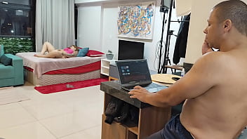 Enquanto ele se preocupa com o trabalho ela faz sexo com o amigo do marido