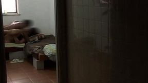 Flagrei ela dando pro comedor na sala com os vizinhos passando e ouvindo seus gritos de tes&atilde_o no pau do novinho