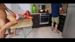 Cogiendome a la novia de mi mejor amigo Me la chupa mientras habla con su esposo en la cocina