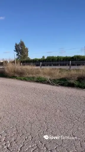 A plena luz del día, si pasas y me ves así, igual podrías parar y animarte a jugar conmigo y mi juguete…😈