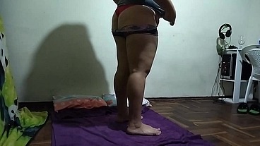 espió a mi Madrastra mientras ella se ejercita Luego me descubre le pido que si la puedo follar ya que mi padre no esta Se NIEGA pero Logro convencerla VALLA FOLLADA LE DOY