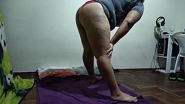 espió a mi Madrastra mientras ella se ejercita Luego me descubre le pido que si la puedo follar ya que mi padre no esta Se NIEGA pero Logro convencerla VALLA FOLLADA LE DOY