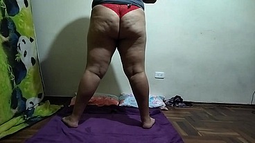 espió a mi Madrastra mientras ella se ejercita Luego me descubre le pido que si la puedo follar ya que mi padre no esta Se NIEGA pero Logro convencerla VALLA FOLLADA LE DOY