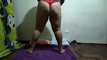 espió a mi Madrastra mientras ella se ejercita Luego me descubre le pido que si la puedo follar ya que mi padre no esta Se NIEGA pero Logro convencerla VALLA FOLLADA LE DOY