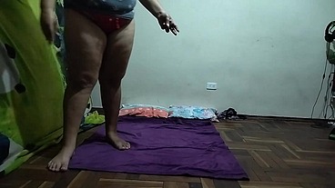 espió a mi Madrastra mientras ella se ejercita Luego me descubre le pido que si la puedo follar ya que mi padre no esta Se NIEGA pero Logro convencerla VALLA FOLLADA LE DOY