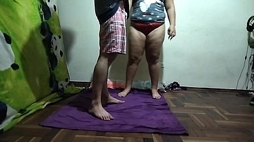 espió a mi Madrastra mientras ella se ejercita Luego me descubre le pido que si la puedo follar ya que mi padre no esta Se NIEGA pero Logro convencerla VALLA FOLLADA LE DOY