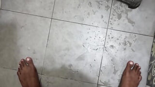 Cô em kế chưa cắt quần áo bị bắt quả tang thủ dâm trong quần lót bị một gã nghiệp dư người Ấn Độ dâm dục cưỡng hiếp qua đường hậu môn.