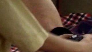 警官のコスプレイヤーが公衆監視中にトラックの中でセックス