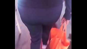 Madre nalgona en la calle