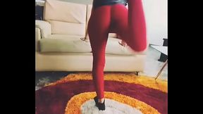 culona me descubre masturbandome en su cuarto. Me calienta su sexy pijama y termino cogiendola