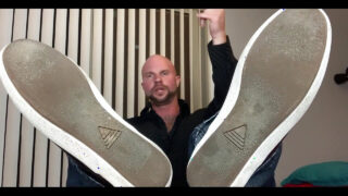 Zbliżenie na akcję solo: kochający stopy gej wbija się w swój głodny otwór