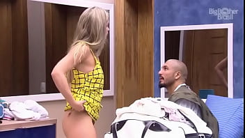 bbb 15 - Aline trocando biquini