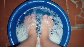 Cariño, acompáñame a lavar mis pies