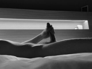 Hunk masturbating in advance of bedtime