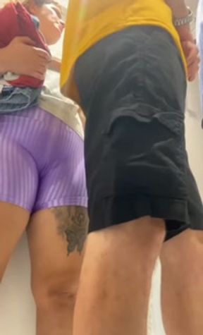 Chupei o pau do marido dentro do vestiario de uma loja famosa