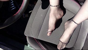 F&uuml_&szlig_e von Nylonjunge in Strumpfhose im Auto