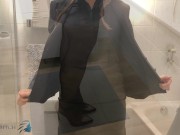 Geschäftsfrau kommt nach Arbeit nach Haus, zieht sich aus und duscht sexy