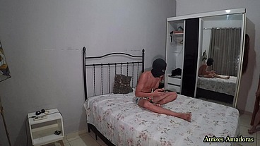 Milf tatuada e com peitões de silicone pegou o enteado tocando punheta e resolveu dar uma ajudinha ao novinho inexperiente