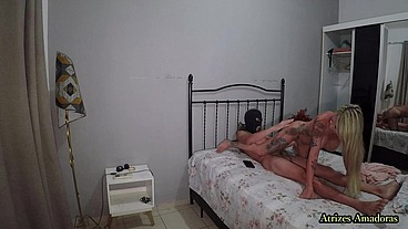 Milf tatuada e com peitões de silicone pegou o enteado tocando punheta e resolveu dar uma ajudinha ao novinho inexperiente