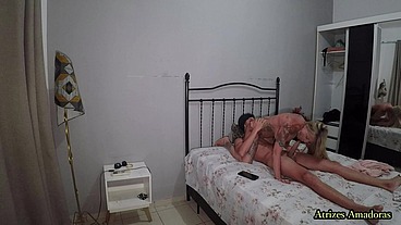 Milf tatuada e com peitões de silicone pegou o enteado tocando punheta e resolveu dar uma ajudinha ao novinho inexperiente