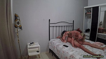 Milf tatuada e com peitões de silicone pegou o enteado tocando punheta e resolveu dar uma ajudinha ao novinho inexperiente