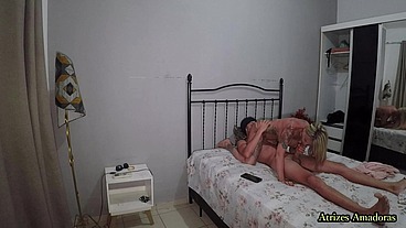 Milf tatuada e com peitões de silicone pegou o enteado tocando punheta e resolveu dar uma ajudinha ao novinho inexperiente