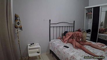 Milf tatuada e com peitões de silicone pegou o enteado tocando punheta e resolveu dar uma ajudinha ao novinho inexperiente