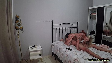 Milf tatuada e com peitões de silicone pegou o enteado tocando punheta e resolveu dar uma ajudinha ao novinho inexperiente