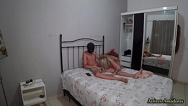 Milf tatuada e com peitões de silicone pegou o enteado tocando punheta e resolveu dar uma ajudinha ao novinho inexperiente