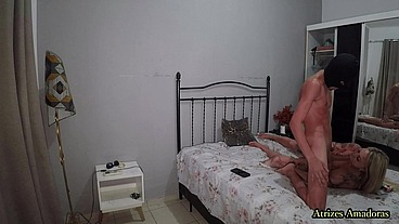 Milf tatuada e com peitões de silicone pegou o enteado tocando punheta e resolveu dar uma ajudinha ao novinho inexperiente
