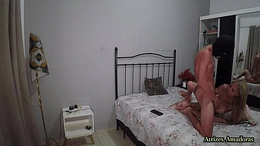 Milf tatuada e com peitões de silicone pegou o enteado tocando punheta e resolveu dar uma ajudinha ao novinho inexperiente