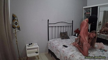 Milf tatuada e com peitões de silicone pegou o enteado tocando punheta e resolveu dar uma ajudinha ao novinho inexperiente