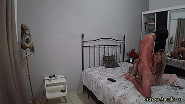 Milf tatuada e com peitões de silicone pegou o enteado tocando punheta e resolveu dar uma ajudinha ao novinho inexperiente