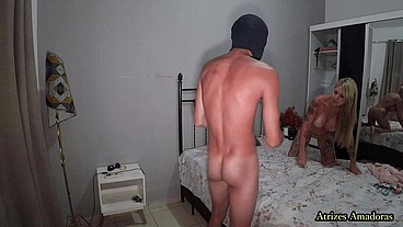 Milf tatuada e com peitões de silicone pegou o enteado tocando punheta e resolveu dar uma ajudinha ao novinho inexperiente