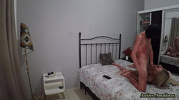 Milf tatuada e com peitões de silicone pegou o enteado tocando punheta e resolveu dar uma ajudinha ao novinho inexperiente