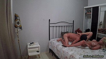 Milf tatuada e com peitões de silicone pegou o enteado tocando punheta e resolveu dar uma ajudinha ao novinho inexperiente