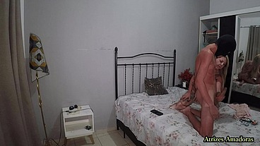 Milf tatuada e com peitões de silicone pegou o enteado tocando punheta e resolveu dar uma ajudinha ao novinho inexperiente