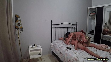 Milf tatuada e com peitões de silicone pegou o enteado tocando punheta e resolveu dar uma ajudinha ao novinho inexperiente