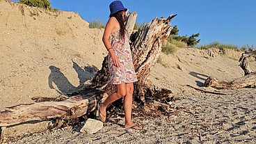 Pee in the desert#girl in a dress without panties
