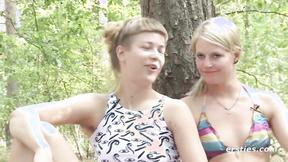 ”Ersties - Ida und Isabella ficken sich gegenseitig im Wald mit Strap-on”