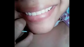 Luz ense&ntilde_a su boquita