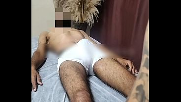 Ex-vizinho de bru&ccedil_os na maca se entregou e meteu a m&atilde_o no meu pau